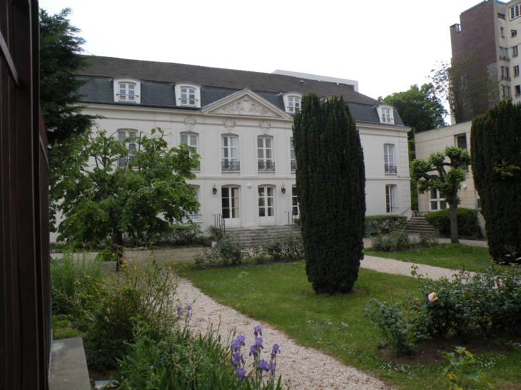  belle maison dans petit jardin privé, rue Sizeranne